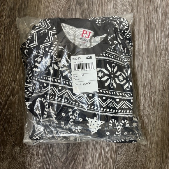 Unisex Snowflake And Candy Cane Christmas Pajamas Black & White Size Large -NWT - Picture 2 of 9